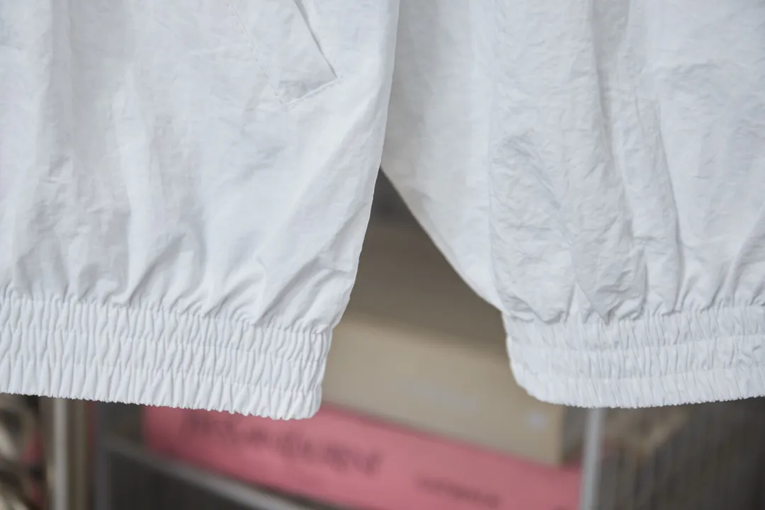 Balenciaga 𝘽𝘼𝙇𝙀𝙉𝘾𝙄𝘼𝙂𝘼 BLCG 26SS 71 cursive signature letter embroidery sports suit Light luxury A must-have item for men and women's daily commuting Correct version Welcome to compare Detailed features · Customized matt Taslan jacket fabric · The fabric has undergone a waterproof coating process · The interior is made of three-grade polyester bird's eye mesh · OS ultra-loose silhouette design · Side zipper pockets Small stand-up collar design · Internal zipper pocket design · Elastic waistband design at the hem · Customized molded hardware zipper Jacket double puller design · Tajima high-speed embroidery machine with 100,000-needle three-dimensional design · Double side pockets on trousers · Original main mark and washed tag brand packaging Color: Black/White Size: 46/48/50/52